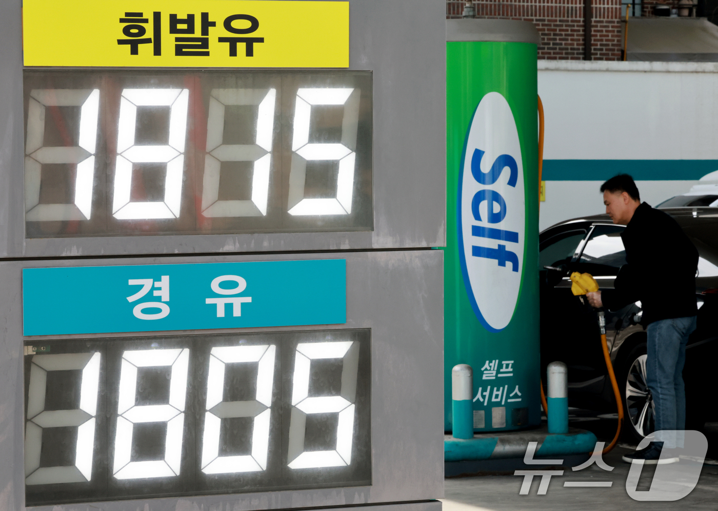 (서울=뉴스1) 이호윤 기자 = 중동 사태 장기화에 국제유가와 원료가격이 계속된 상승세를 보인 25일 서울 시내의 한 주유소의 모습. 2026.3.25/뉴스1