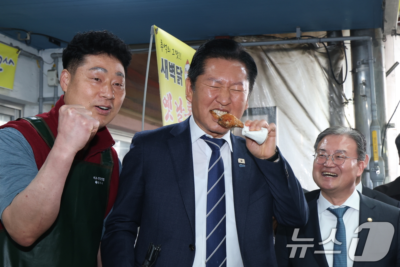 (서울=뉴스1) 이승배 기자 = 정청래 더불어민주당 대표가 25일 충북 충주시 자유시장에서 치킨을 먹고 있다. 2026.3.25/뉴스1