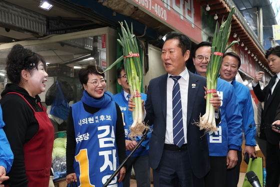 정청래 대표 '파를 두 손에 들면 양파'