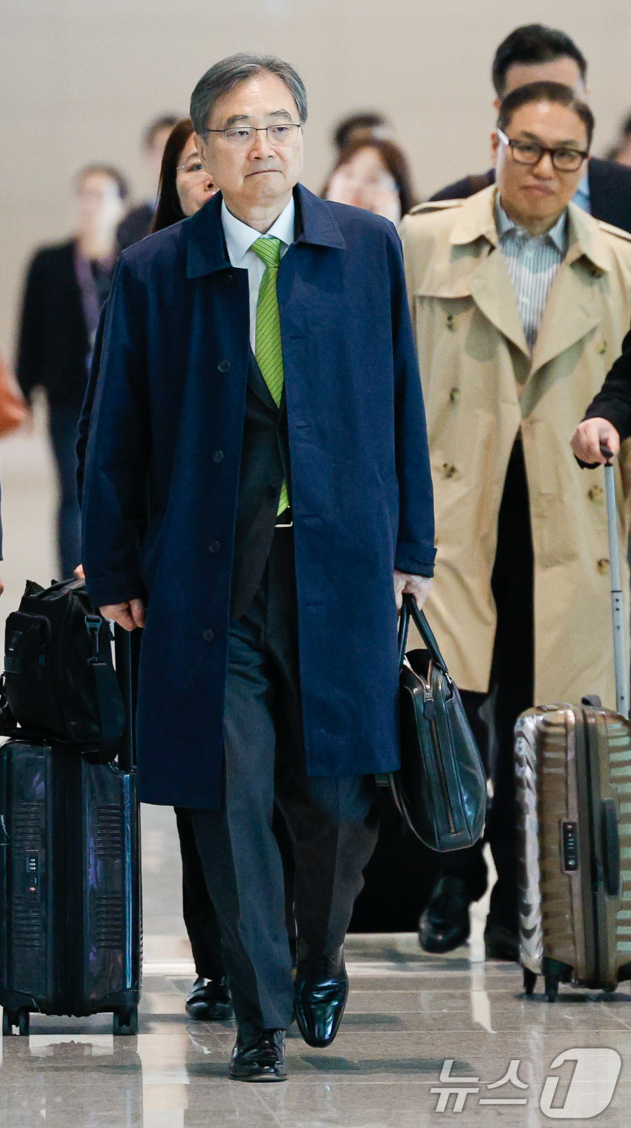 (인천공항=뉴스1) 안은나 기자 = 조현 외교부 장관이 25일 인천국제공항 2터미널에서 프랑스 파리로 출국하기 위해 이동하고 있다.조 장관은 G7(주요 7개국) 외교장관 확대회의에 …