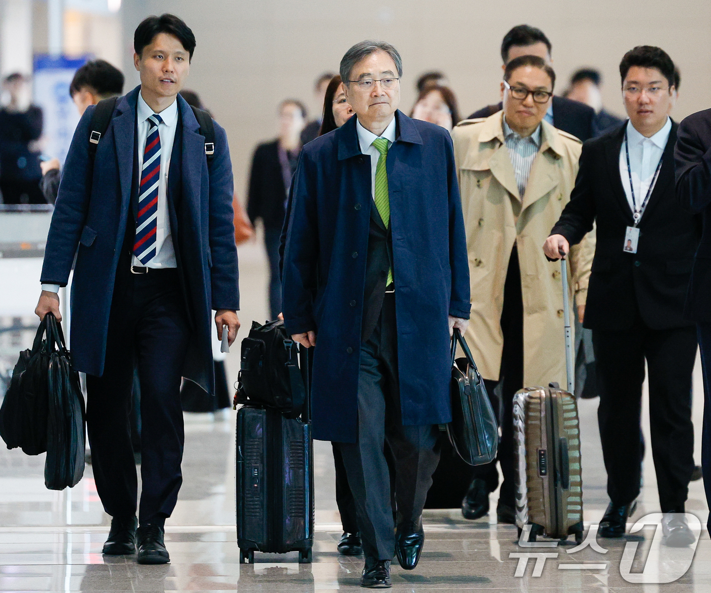 (인천공항=뉴스1) 안은나 기자 = 조현 외교부 장관이 25일 인천국제공항 2터미널에서 프랑스 파리로 출국하기 위해 이동하고 있다.조 장관은 G7(주요 7개국) 외교장관 확대회의에 …