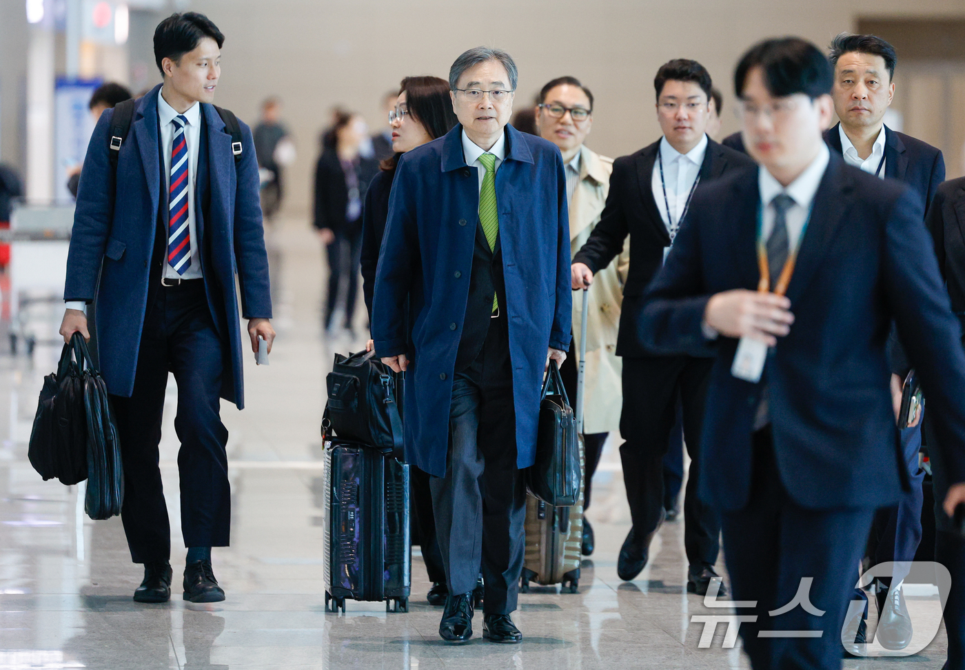 (인천공항=뉴스1) 안은나 기자 = 조현 외교부 장관이 25일 인천국제공항 2터미널에서 프랑스 파리로 출국하기 위해 이동하고 있다.조 장관은 G7(주요 7개국) 외교장관 확대회의에 …