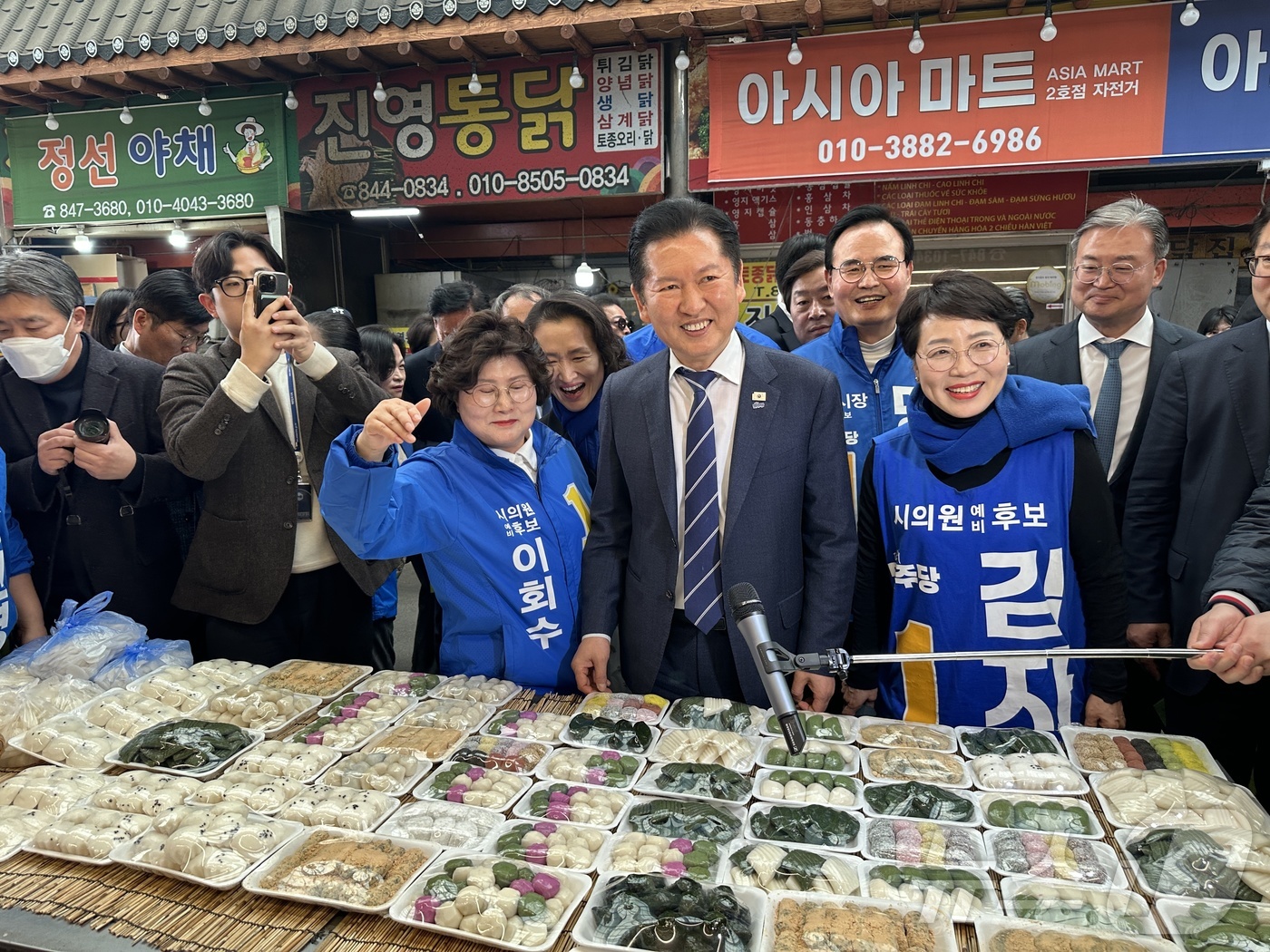 (충주=뉴스1) 윤원진 기자 = 정청래 더불어민주당 대표가 25일 충북 충주 자유시장을 찾아 민심을 듣고 민주당 지지자들과 지선 승리를 다짐하고 있다.  2026.3.25/뉴스1