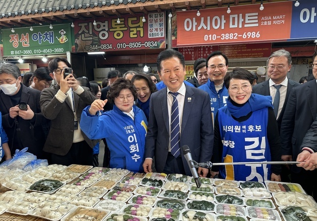 정청래 민주당 대표, 충주 자유시장서 민심 청취