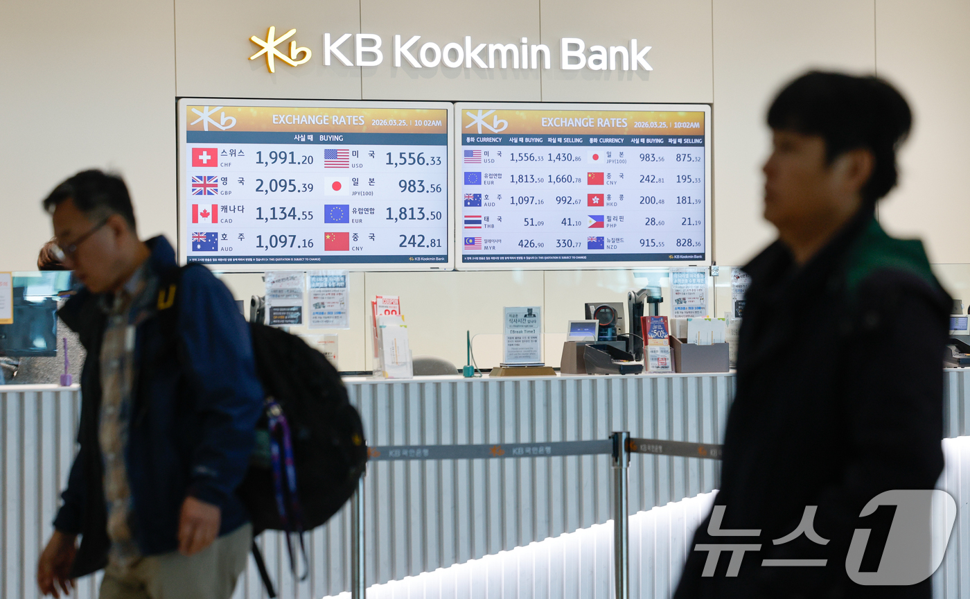 (인천공항=뉴스1) 안은나 기자 = 25일 인천국제공항 2터미널 환전소에서 달러, 엔화 등 환율 정보가 나오고 있다. 2026.3.25/뉴스1