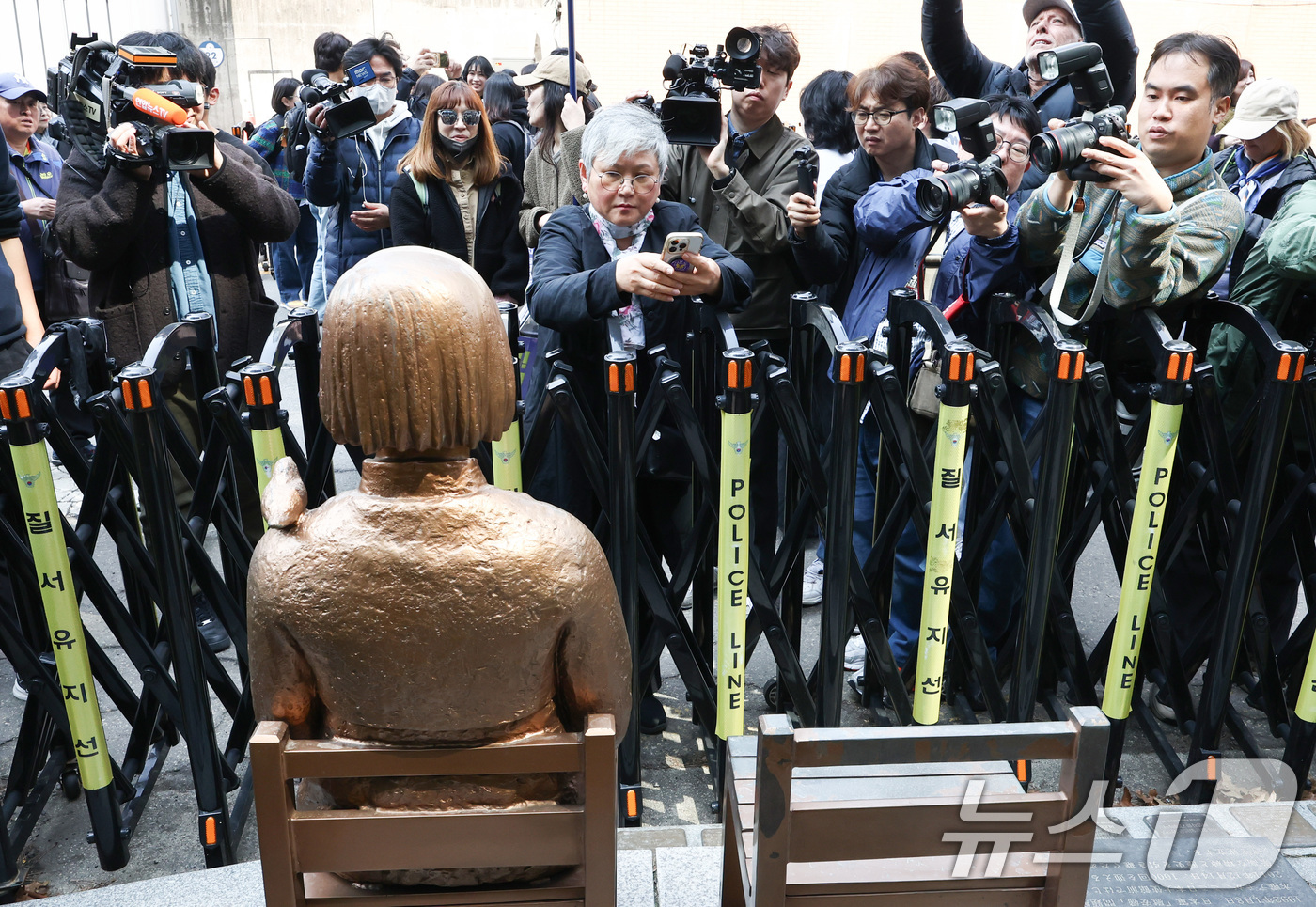 (서울=뉴스1) 최지환 기자 = 김서경 평화의 소녀상 작가가 제1745차 일본군 성노예제 문제해결을 위한 정기 수요시위가 열린 25일 서울 종로구 옛 주한 일본대사관 인근 평화의 …