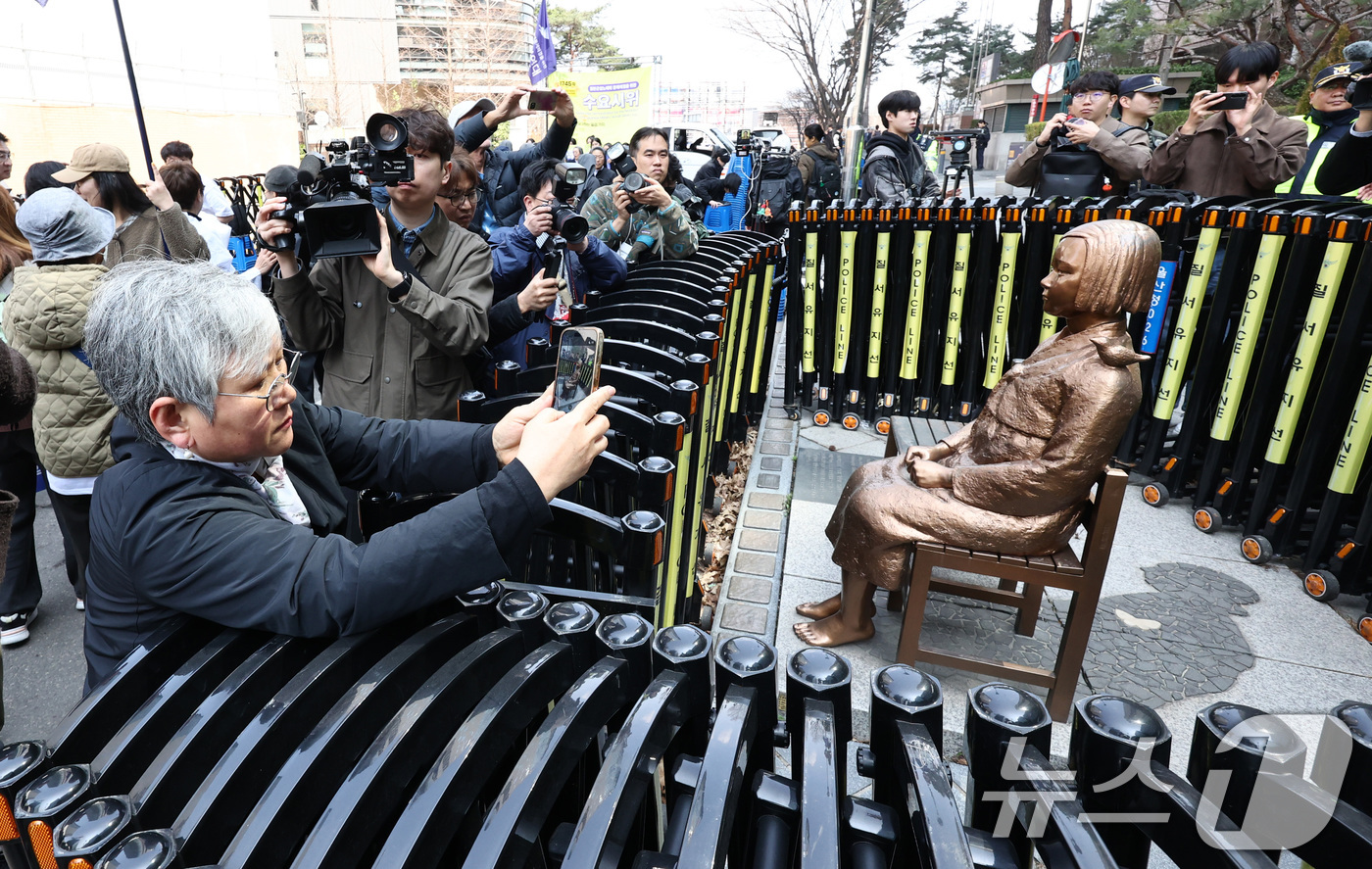 (서울=뉴스1) 최지환 기자 = 김서경 평화의 소녀상 작가가 제1745차 일본군 성노예제 문제해결을 위한 정기 수요시위가 열린 25일 서울 종로구 옛 주한 일본대사관 인근 평화의 …