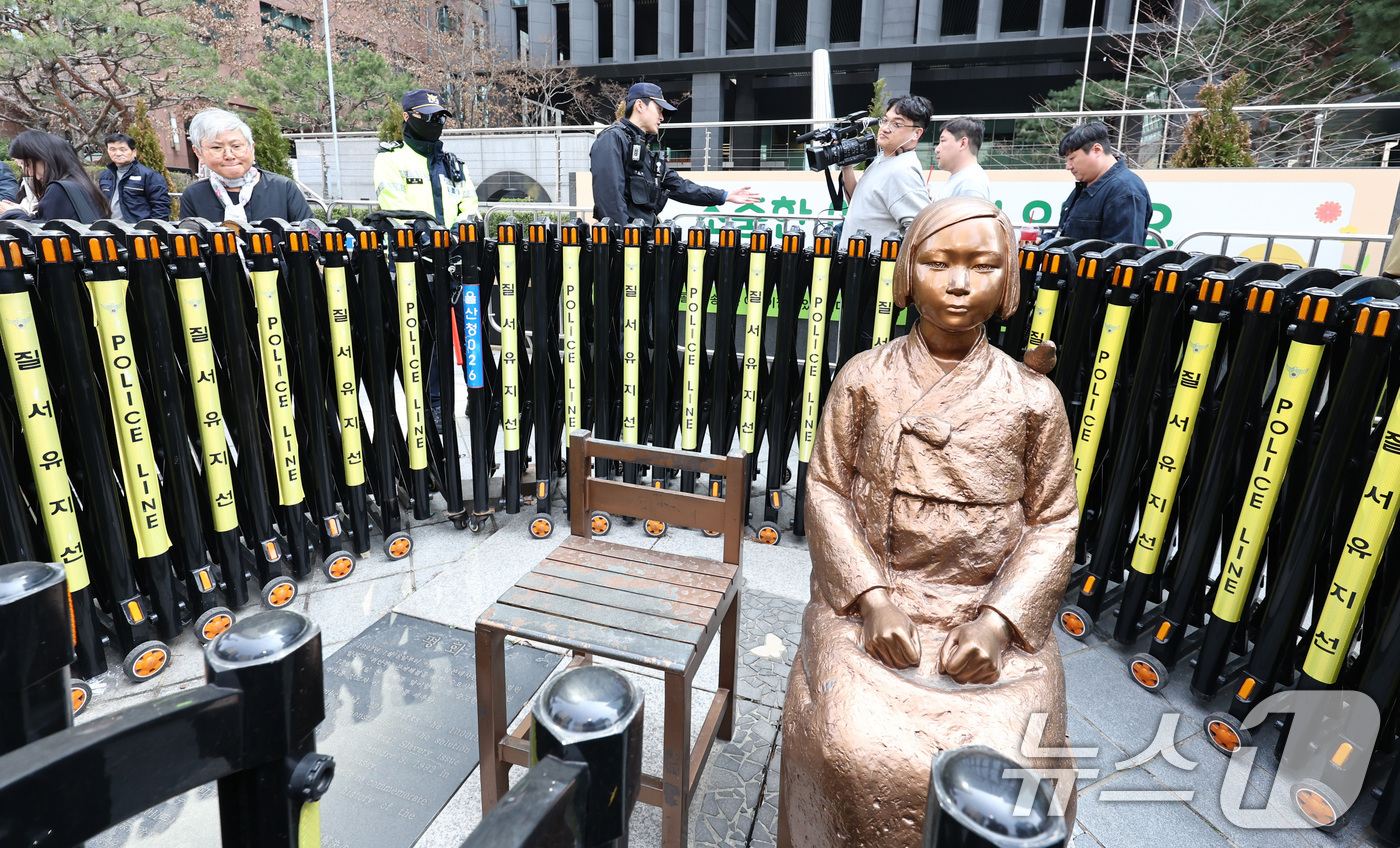 (서울=뉴스1) 최지환 기자 = 김서경 평화의 소녀상 작가가 제1745차 일본군 성노예제 문제해결을 위한 정기 수요시위가 열린 25일 서울 종로구 옛 주한 일본대사관 인근 평화의 …