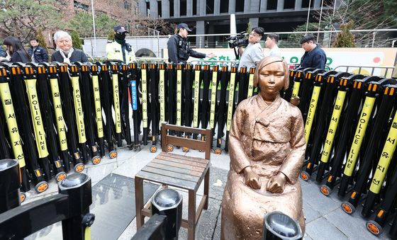 바리케이드 속 소녀상 살펴보는 소녀상 제작자