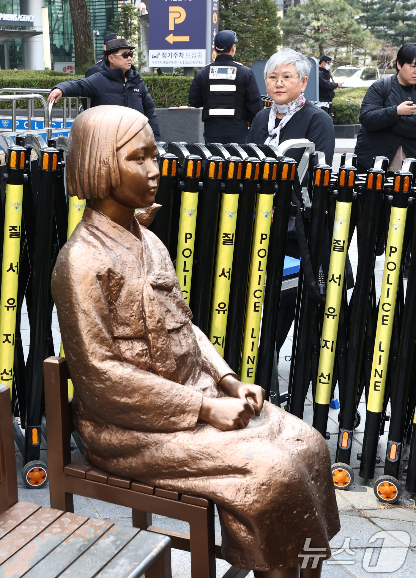 (서울=뉴스1) 최지환 기자 = 김서경 평화의 소녀상 작가가 제1745차 일본군 성노예제 문제해결을 위한 정기 수요시위가 열린 25일 서울 종로구 옛 주한 일본대사관 인근 평화의 …