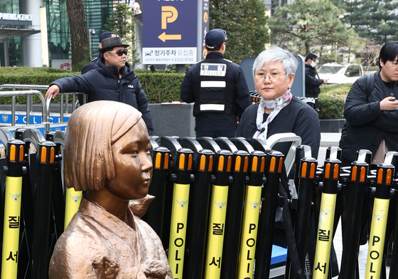 바리케이드에 갇힌 소녀상