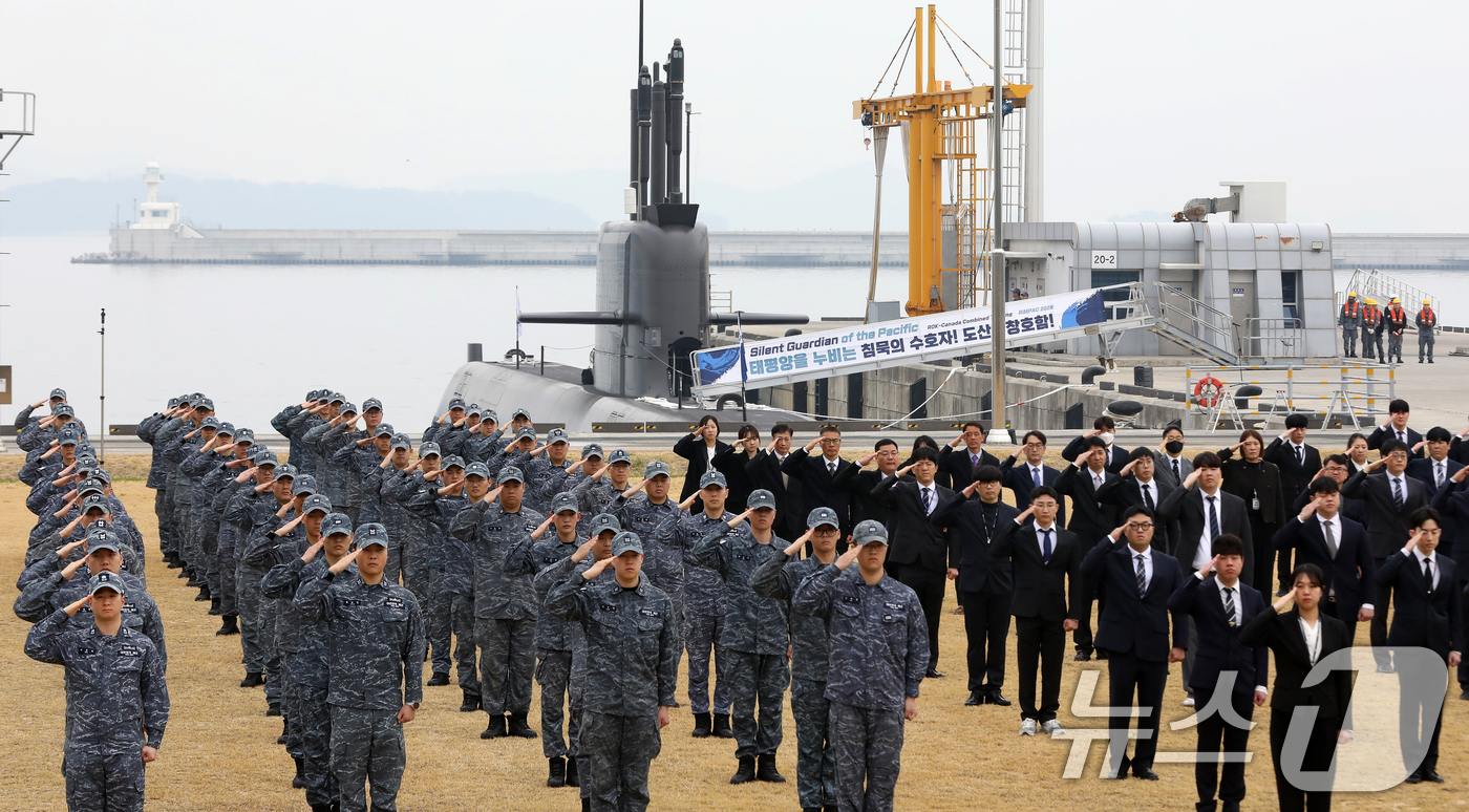 (창원=뉴스1) 윤일지 기자 = 25일 경남 창원 진해구 해군잠수함사령부에서 도산안창호함 한국·캐나다 해군 연합협력훈련 환송행사가 열리고 있다.대한민국 기술로 독자 설계·건조한 3 …