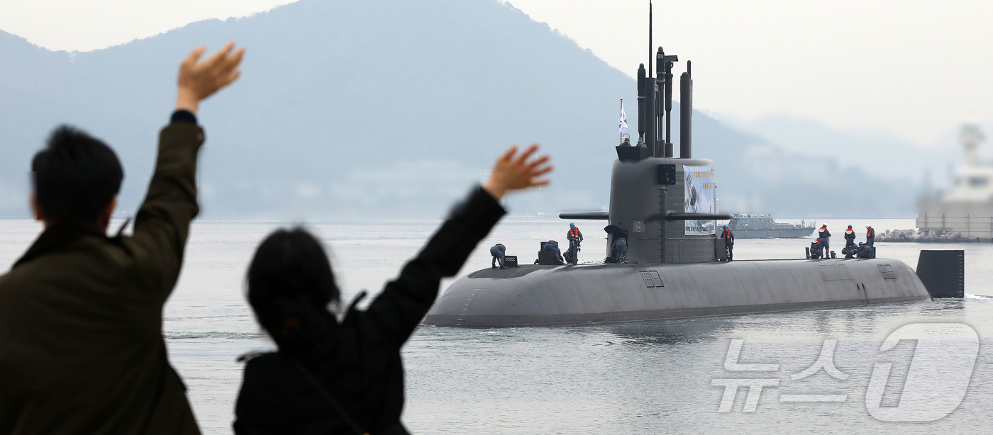 (창원=뉴스1) 윤일지 기자 = 25일 경남 창원 진해구 해군잠수함사령부에서 열린 도산안창호함 한국·캐나다 해군 연합협력훈련 환송행사에서 도산안창호함 승조원들이 가족과 지인의 환송 …