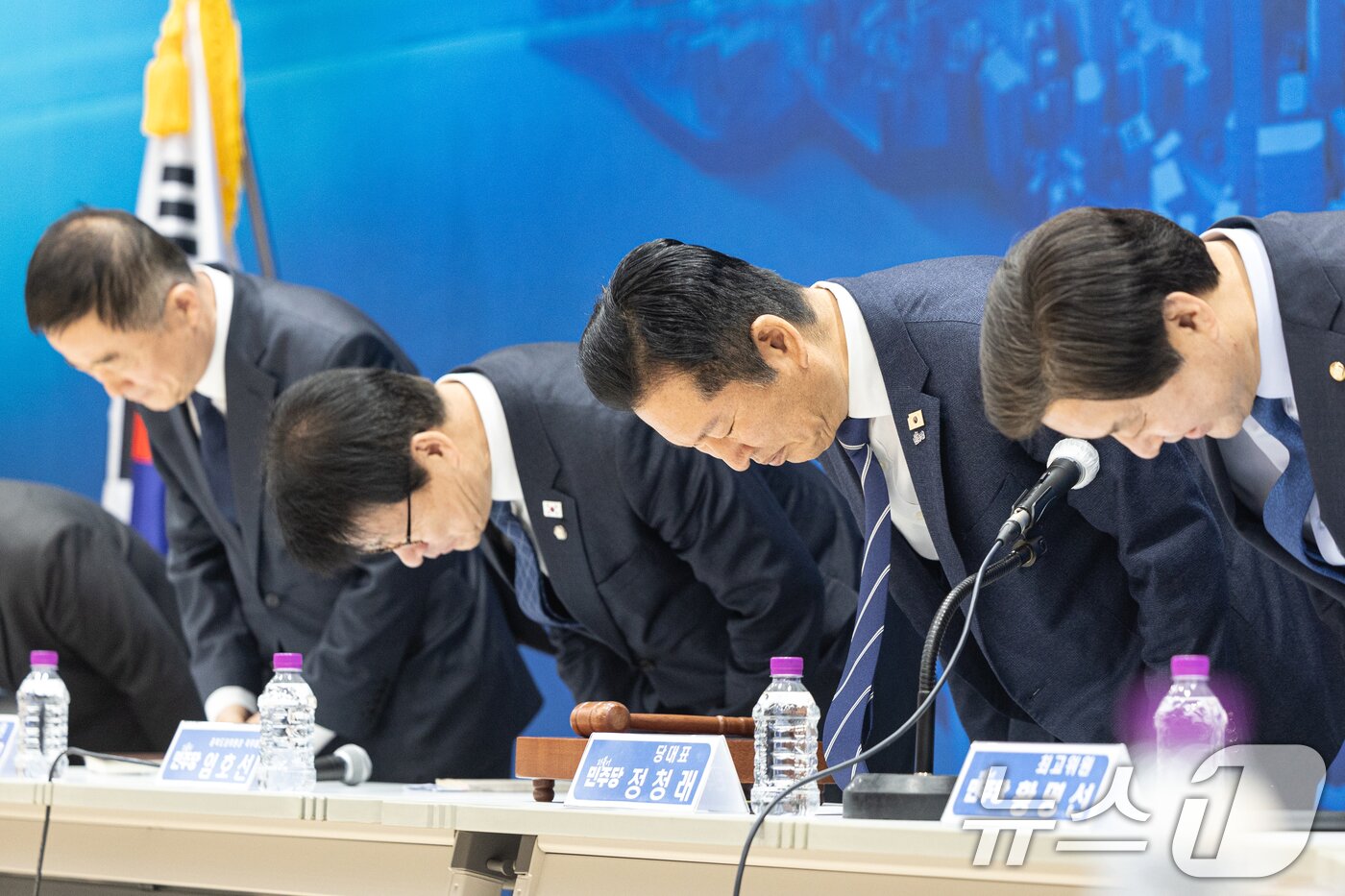 본문 이미지 - 정청래 더불어민주당 대표가 25일 충북 충주시 유네스코국제무예센터 국제회의장에서 열린 민생현장 최고위원회의에서 인사하고 있다. 2026.3.25 ⓒ 뉴스1 이승배 기자