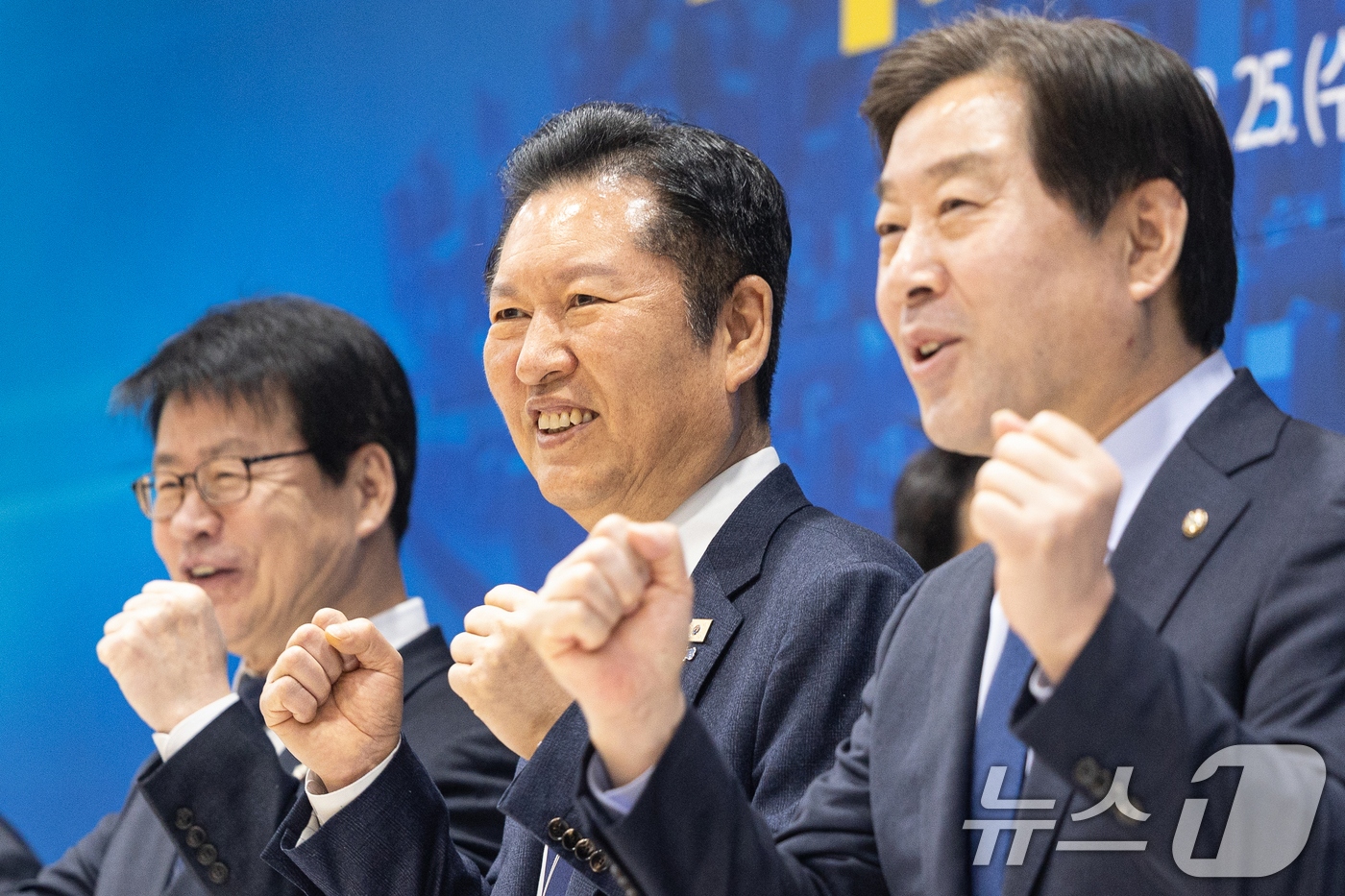 (충주=뉴스1) 이승배 기자 = 정청래 더불어민주당 대표가 25일 충북 충주시 유네스코국제무예센터 국제회의장에서 열린 민생현장 최고위원회의에 앞서 최고위원들과 파이팅을 외치고 있다 …