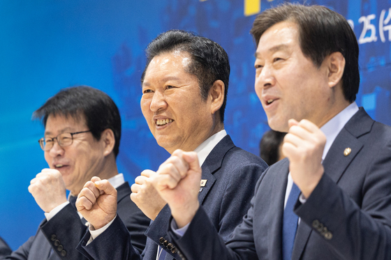 두 주먹 쥔 정청래 대표