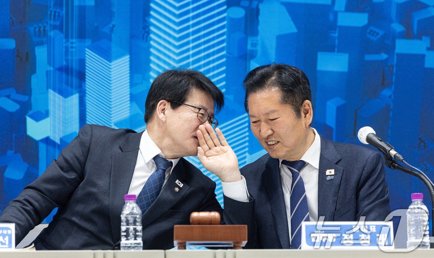 본문 이미지 - 정청래 더불어민주당 대표가 25일 충북 충주시 유네스코국제무예센터 국제회의장에서 열린 민생현장 최고위원회의에서 임호선 충북도당위원장 직무대행과 대화하고 있다. 2026.3.25 ⓒ 뉴스1 이승배 기자