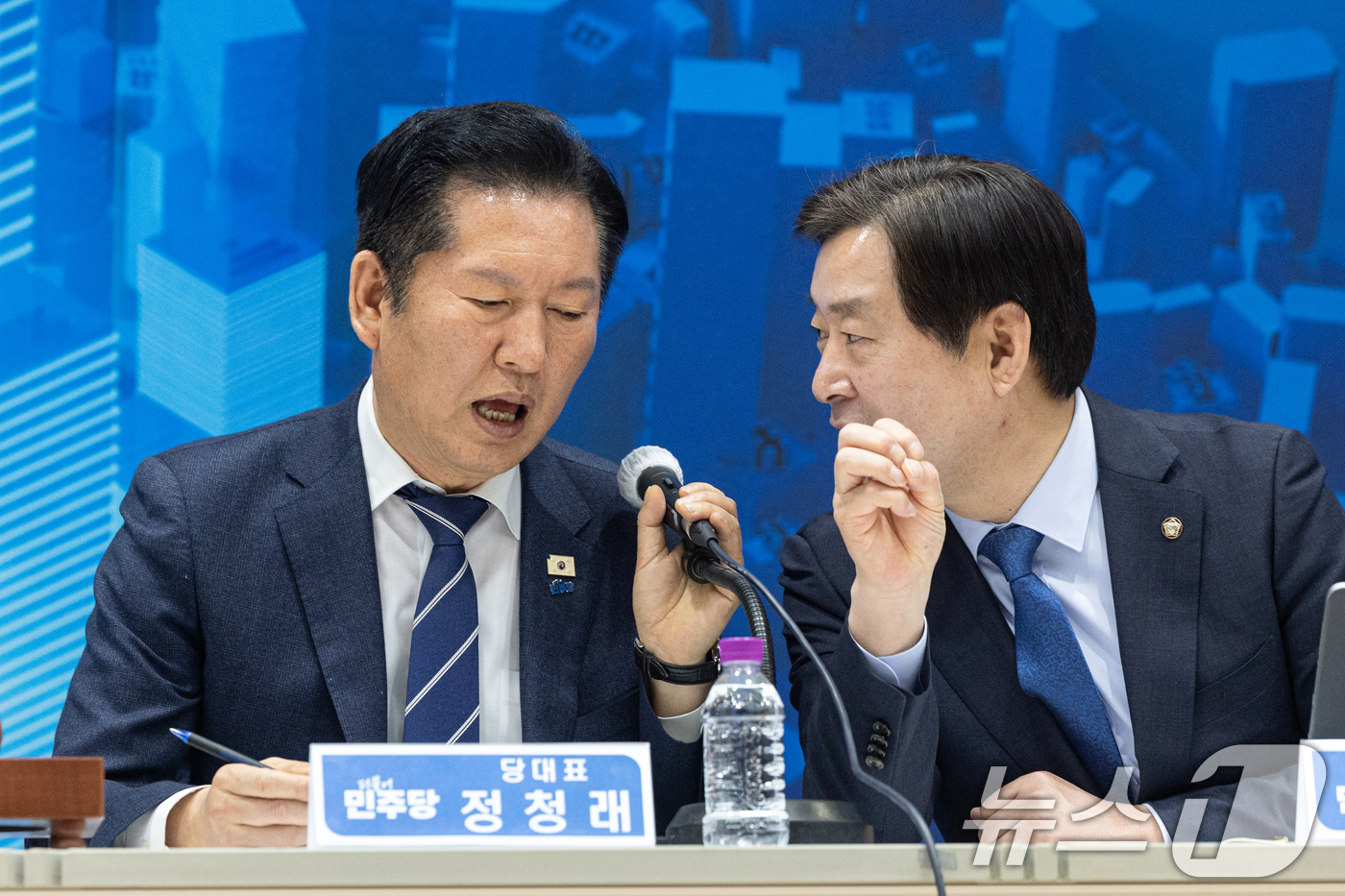 (충주=뉴스1) 이승배 기자 = 정청래 더불어민주당 대표가 25일 충북 충주시 유네스코국제무예센터 국제회의장에서 열린 민생현장 최고위원회의에서 황명선 최고위원과 대화하고 있다. 2 …