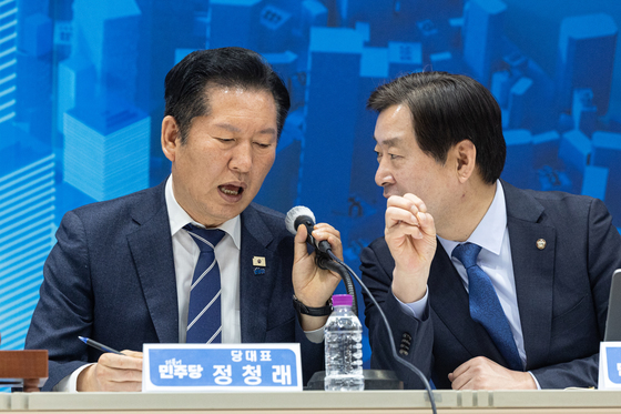 황명선 최고위원과 대화하는 정청래 대표