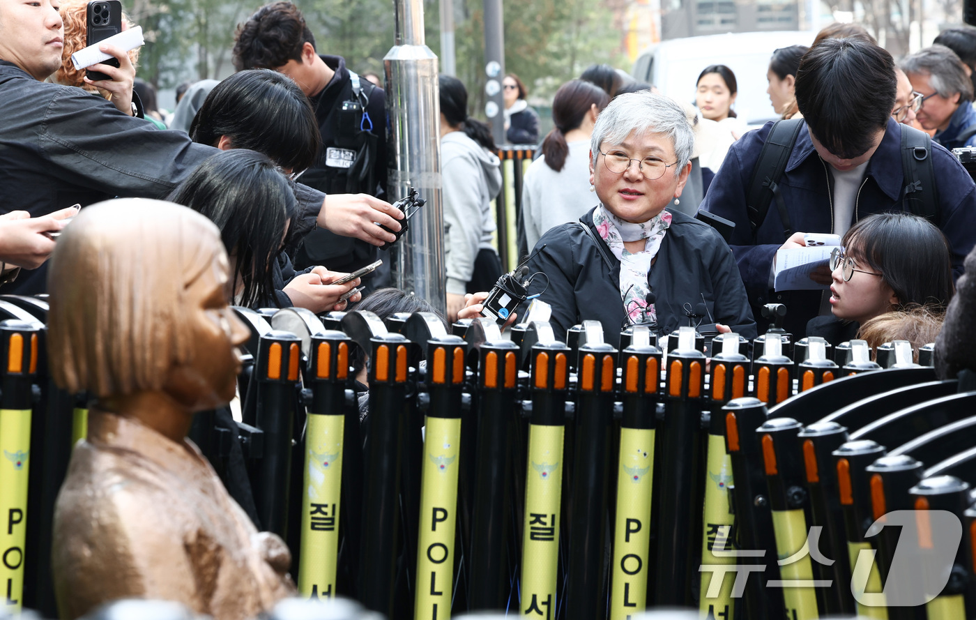 (서울=뉴스1) 최지환 기자 = 김서경 평화의 소녀상 작가가 제1745차 일본군 성노예제 문제해결을 위한 정기 수요시위가 열린 25일 서울 종로구 옛 주한 일본대사관 인근 평화의 …