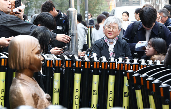 취재진 질문에 답변하는 김서경 평화의 소녀상 제작자