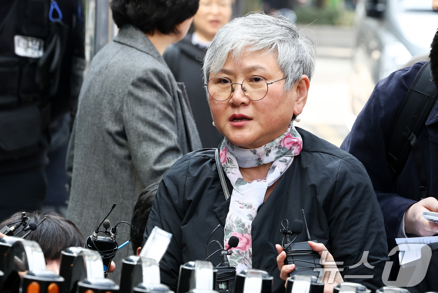 (서울=뉴스1) 최지환 기자 = 김서경 평화의 소녀상 작가가 제1745차 일본군 성노예제 문제해결을 위한 정기 수요시위가 열린 25일 서울 종로구 옛 주한 일본대사관 인근 평화의 …