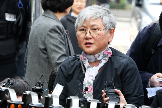 취재진 질문에 답변하는 김서경 작가