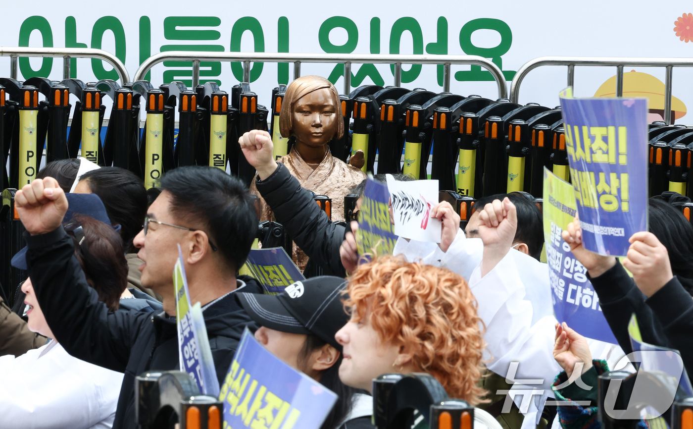 (서울=뉴스1) 최지환 기자 = 25일 서울 종로구 옛 주한 일본대사관 인근에서 열린 제1745차 일본군 성노예제 문제해결을 위한 정기 수요시위에서 참석자들이 구호를 외치고 있다. …