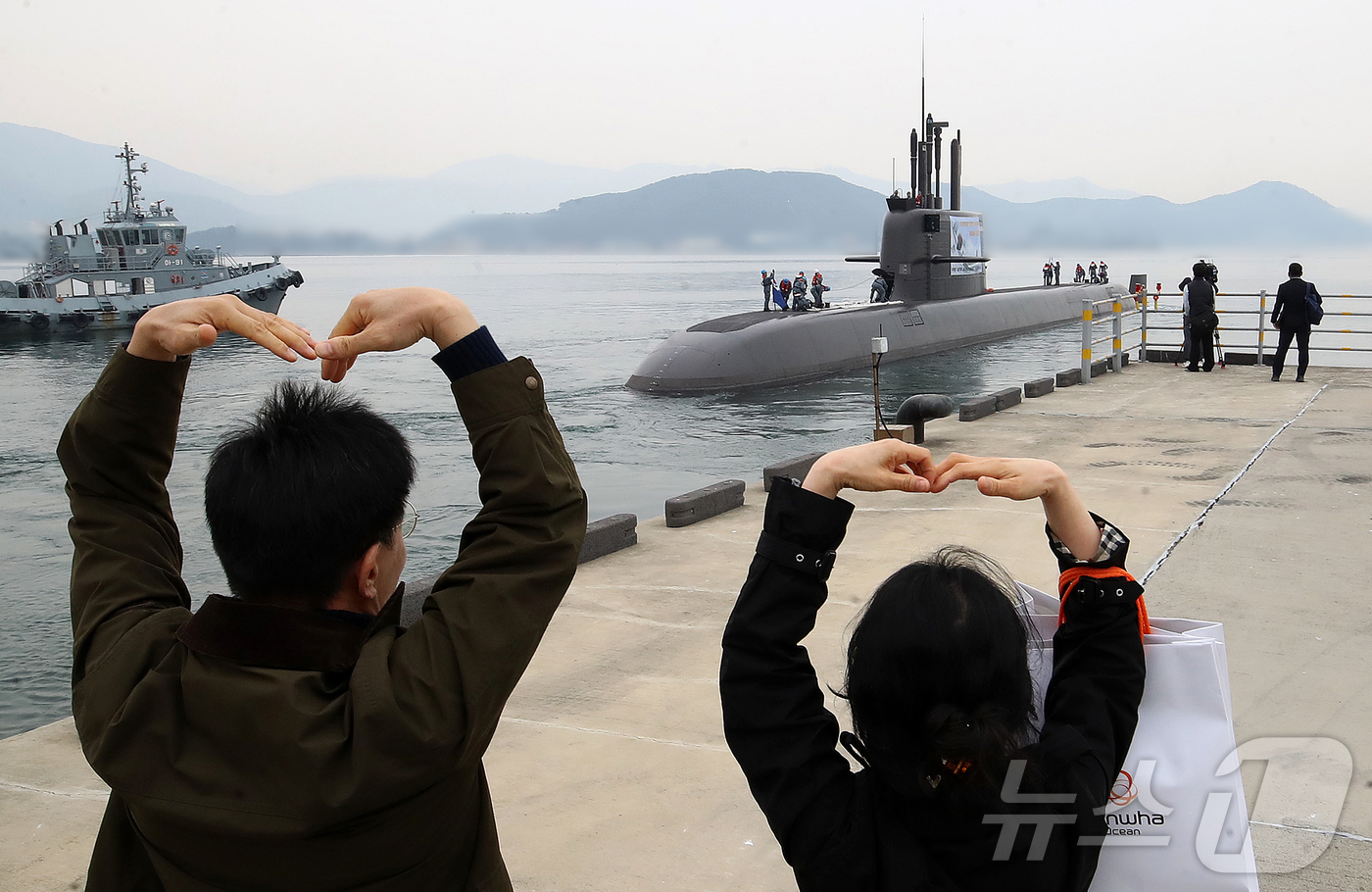 (창원=뉴스1) 윤일지 기자 = 25일 경남 창원 진해구 해군잠수함사령부에서 열린 도산안창호함 한국·캐나다 해군 연합협력훈련 환송행사에서 도산안창호함 승조원들이 가족과 지인의 환송 …