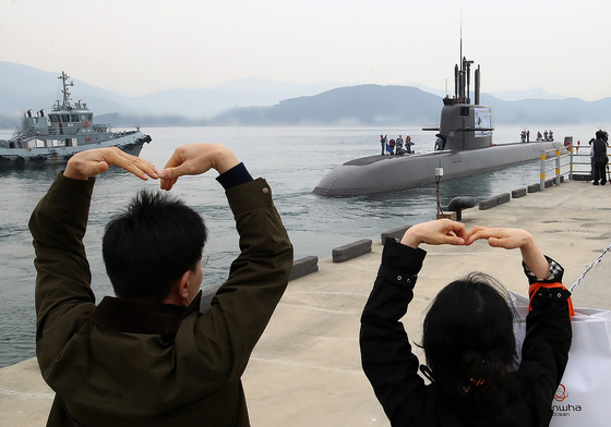 캐나다 떠나는 '도산안창호함' 향해 하트