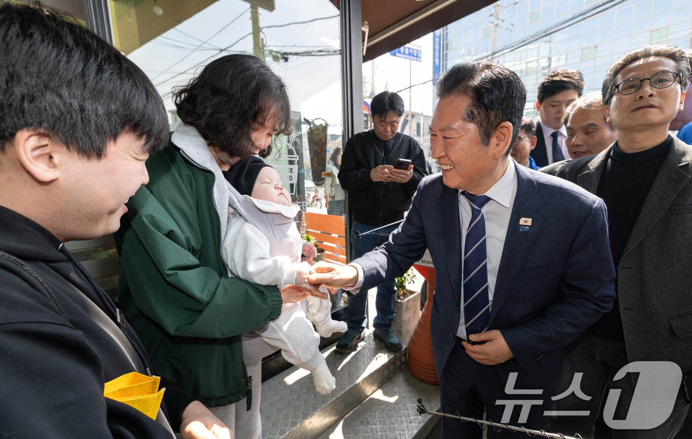 본문 이미지 - 정청래 더불어민주당 대표가 25일 충북 충주시 자유시장을 찾아 시민들과 인사하고 있다. 2026.3.25 ⓒ 뉴스1 이승배 기자