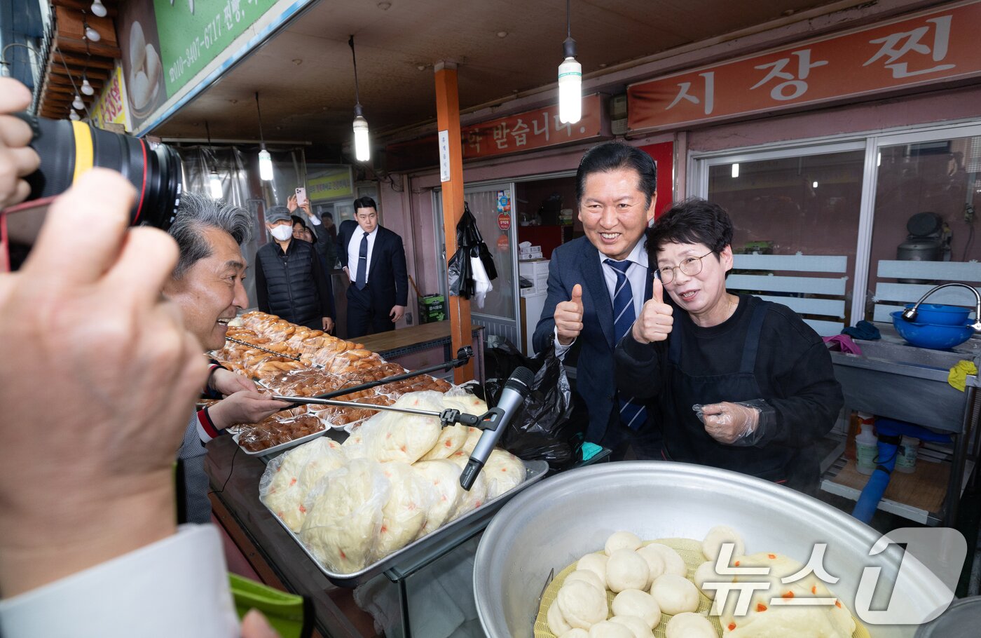 본문 이미지 - 정청래 더불어민주당 대표가 25일 충북 충주시 자유시장을 찾아 상인과 기념촬영하고 있다. 2026.3.25 ⓒ 뉴스1 이승배 기자
