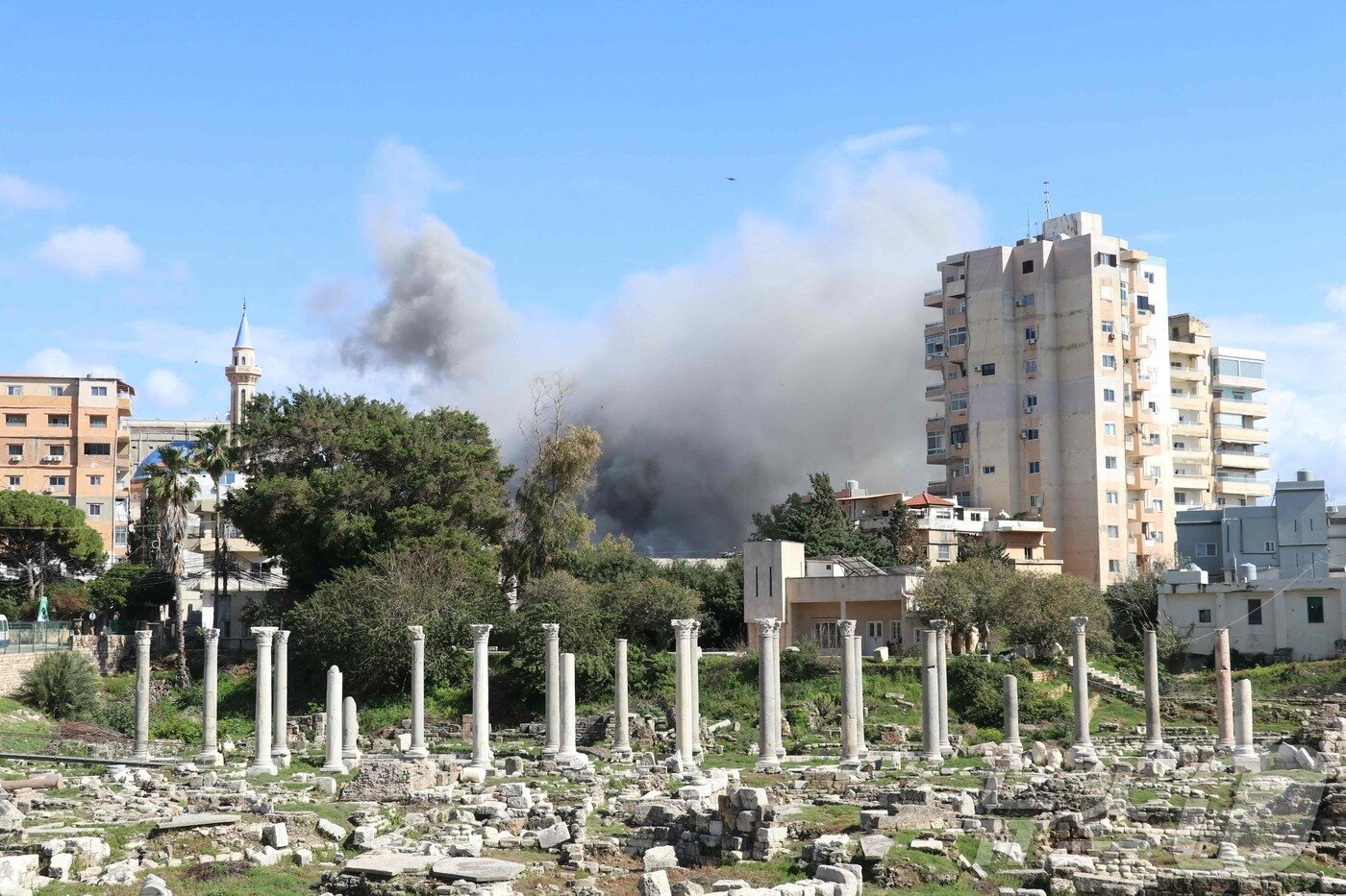 본문 이미지 - 24일(현지시간) 이스라엘의 공습으로 남부 레바논 해안 도시 티레 동쪽 외곽에서 연기가 치솟는 모습. 2026.03.24.ⓒ AFP=뉴스1