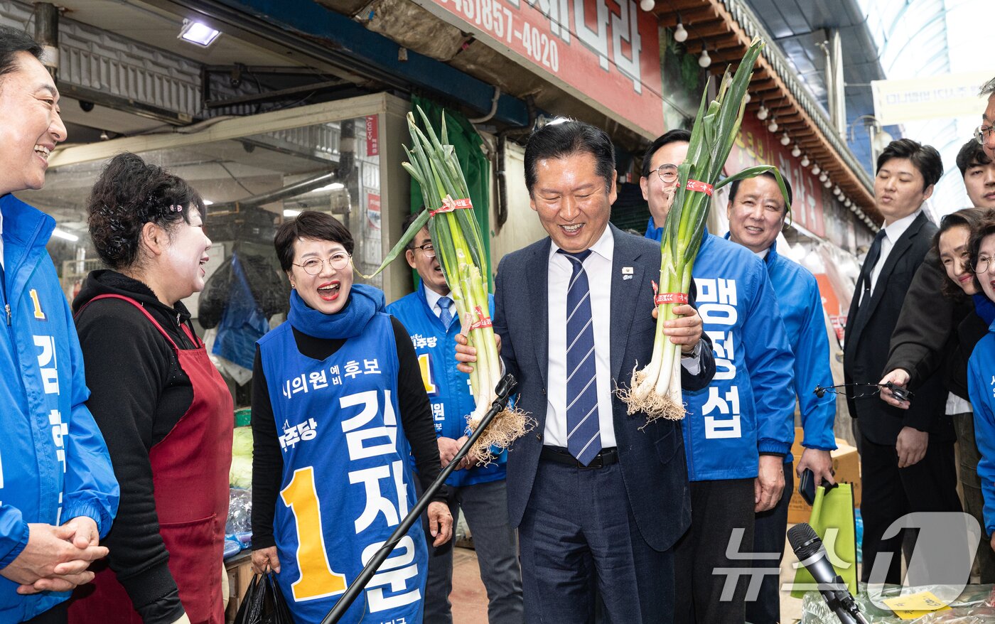 본문 이미지 - 정청래 더불어민주당 대표가 25일 충북 충주시 자유시장을 찾아 파를 들고 상인들과 대화하고 있다. 2026.3.25 ⓒ 뉴스1 이승배 기자