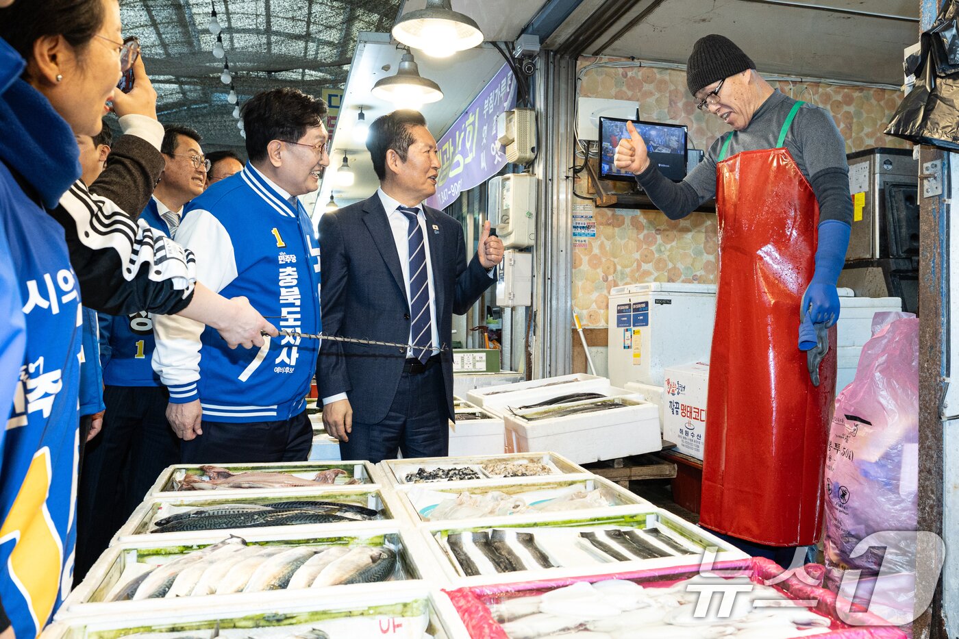 본문 이미지 - 정청래 더불어민주당 대표가 25일 충북 충주시 무학시장을 찾아 상인과 대화하고 있다. 2026.3.25 ⓒ 뉴스1 이승배 기자