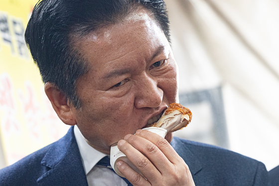 닭다리 맛보는 정청래 대표