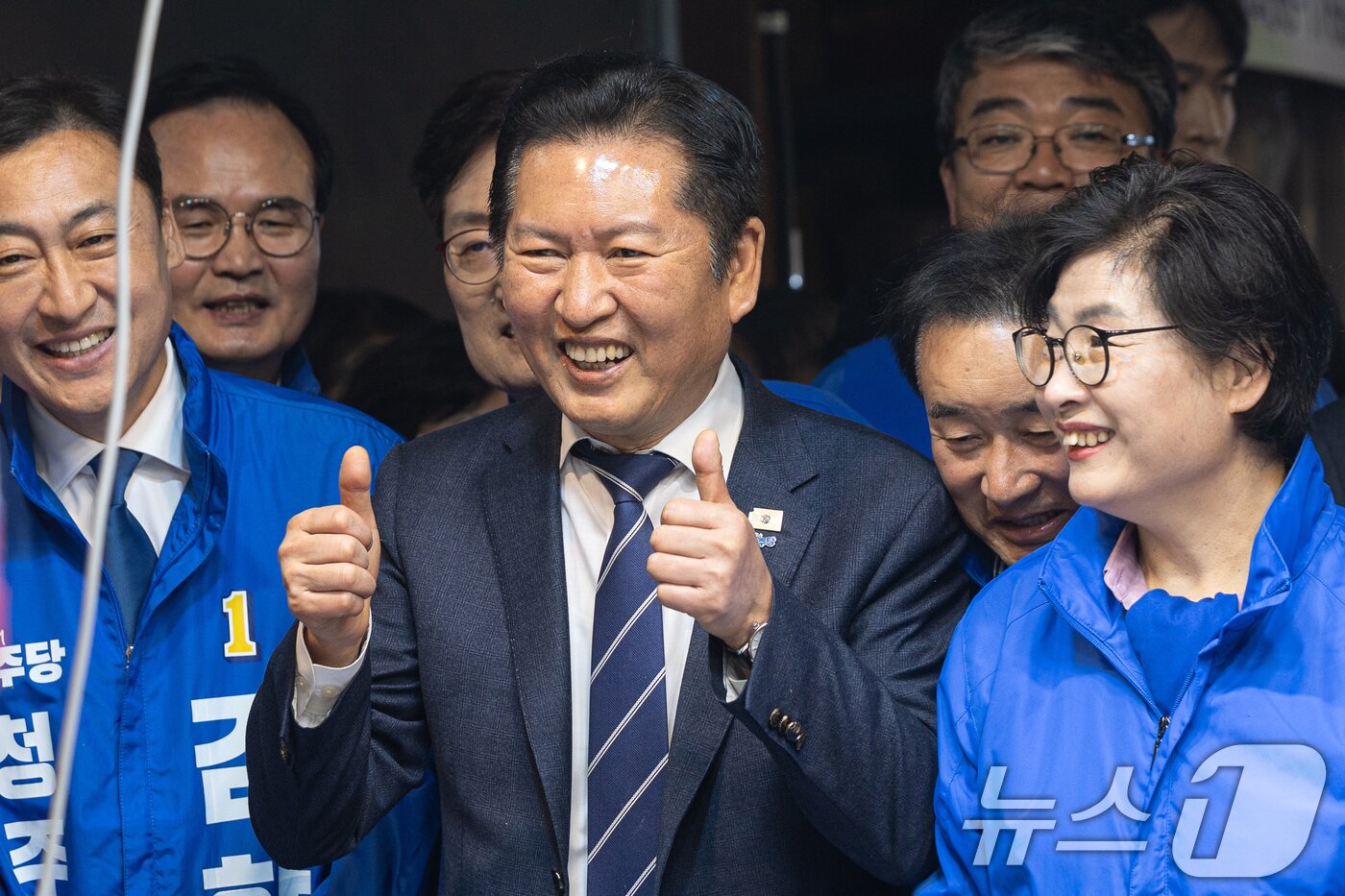 본문 이미지 - 정청래 더불어민주당 대표가 25일 충북 충주시 자유시장을 찾아 상인들과 대화하고 있다. 2026.3.25 ⓒ 뉴스1 이승배 기자