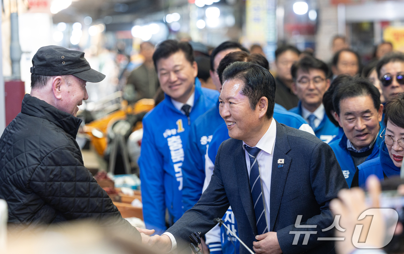 (충주=뉴스1) 이승배 기자 = 정청래 더불어민주당 대표가 25일 충북 충주시 무학시장을 찾아 상인과 대화하고 있다. 2026.3.25/뉴스1