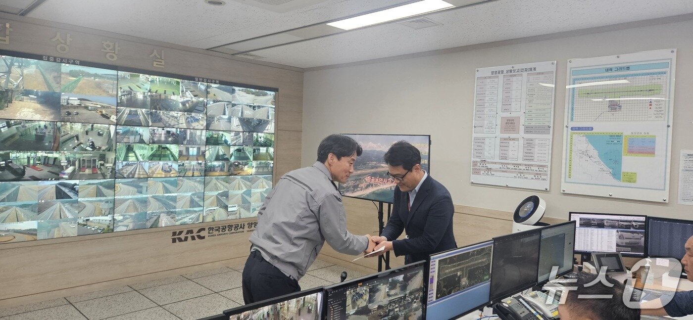 본문 이미지 - 강원 속초경찰서는 25일 양양국제공항과 양양 남대천 벚꽃 축제장을 찾아 안전 점검을 실시했다.(속초경찰서 제공. 재판매 및 DB금지)/뉴스1