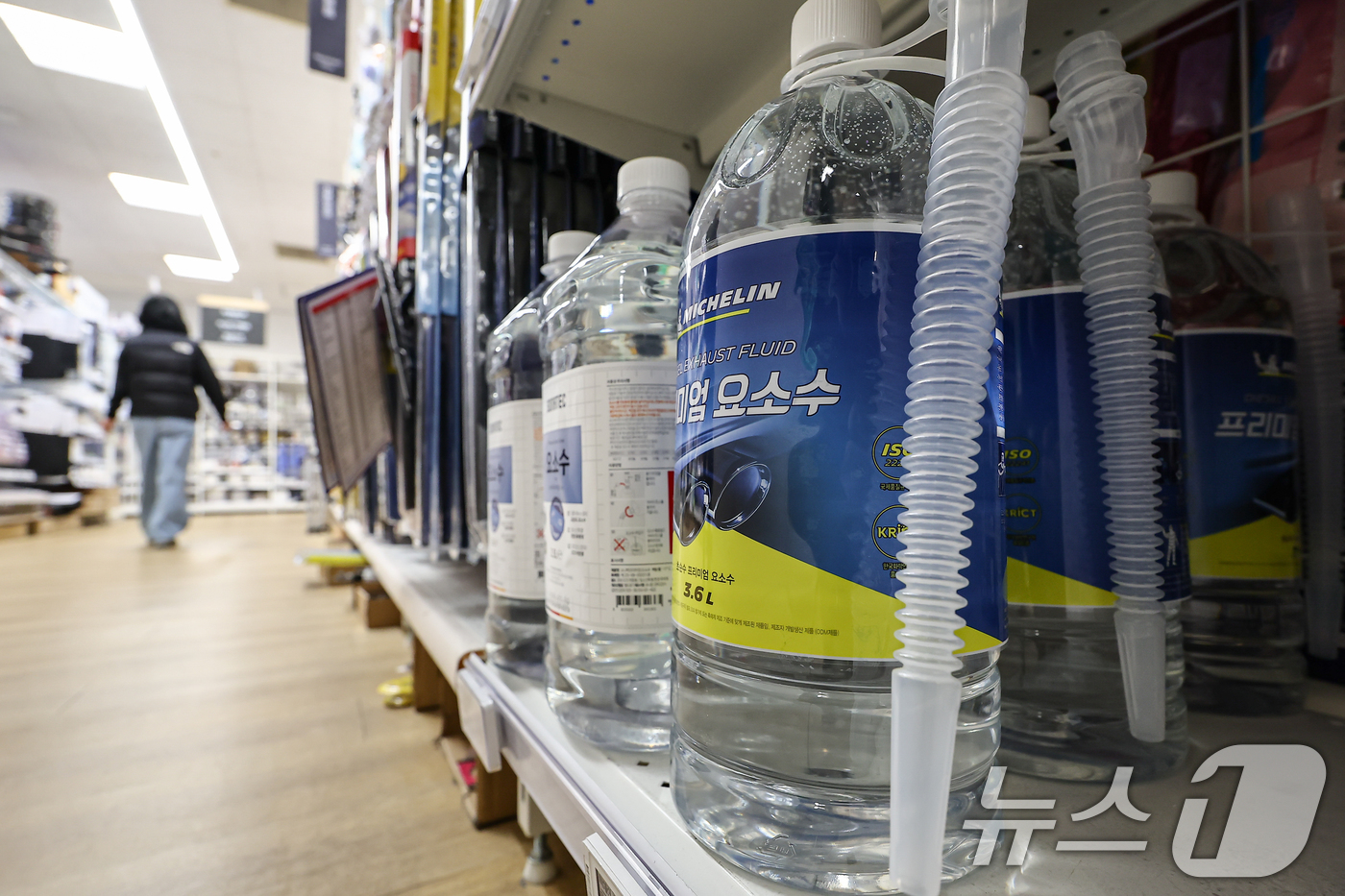 (서울=뉴스1) 김도우 기자 = 정부가 중동 정세 장기화 가능성에 대응해 국민 생활과 산업에 직결되는 차량용 요소수, 쓰레기 종량제 봉투 등 10여개 품목의 공급망 관리에 나섰다. …