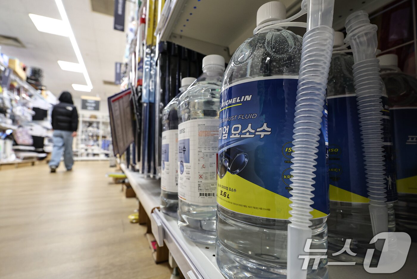 본문 이미지 - 정부가 중동 정세 장기화 가능성에 대응해 국민 생활과 산업에 직결되는 차량용 요소수, 쓰레기 종량제 봉투 등 10여개 품목의 공급망 관리에 나섰다. 사진은 25일 서울 시내 마트에 진열된 차량용 요소수. 2026.3.25 ⓒ 뉴스1 김도우 기자