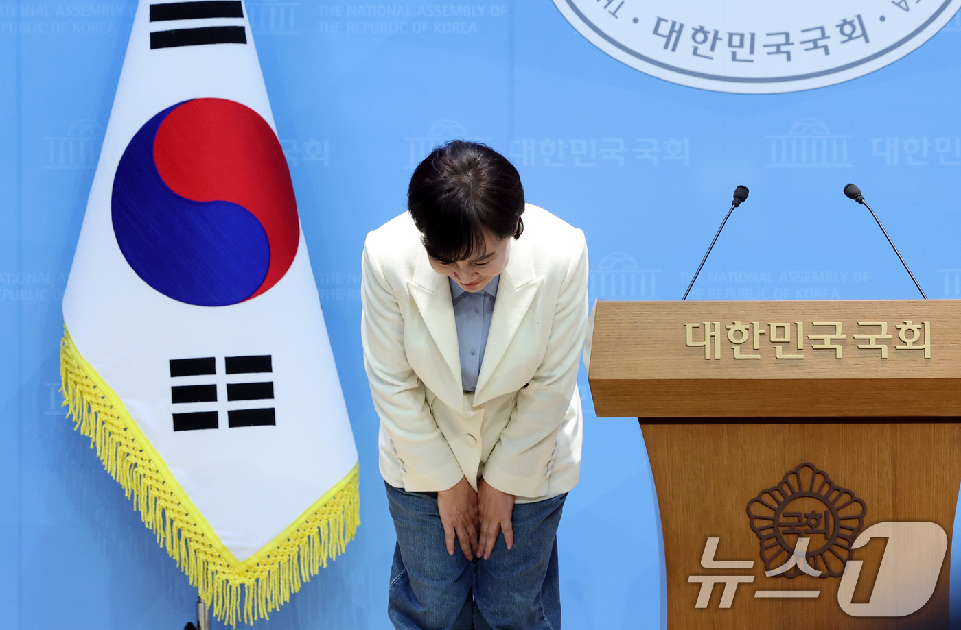 (서울=뉴스1) 황기선 기자 = 전현희 더불어민주당 서울시장 경선후보가 25일 오후 서울 여의도 국회 소통관에서 '서울시 먹거리 복지' 관련 기자회견 전 인사를 하고 있다.  20 …