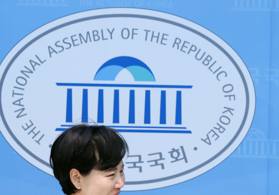 기자회견 위해 이동하는 전현희