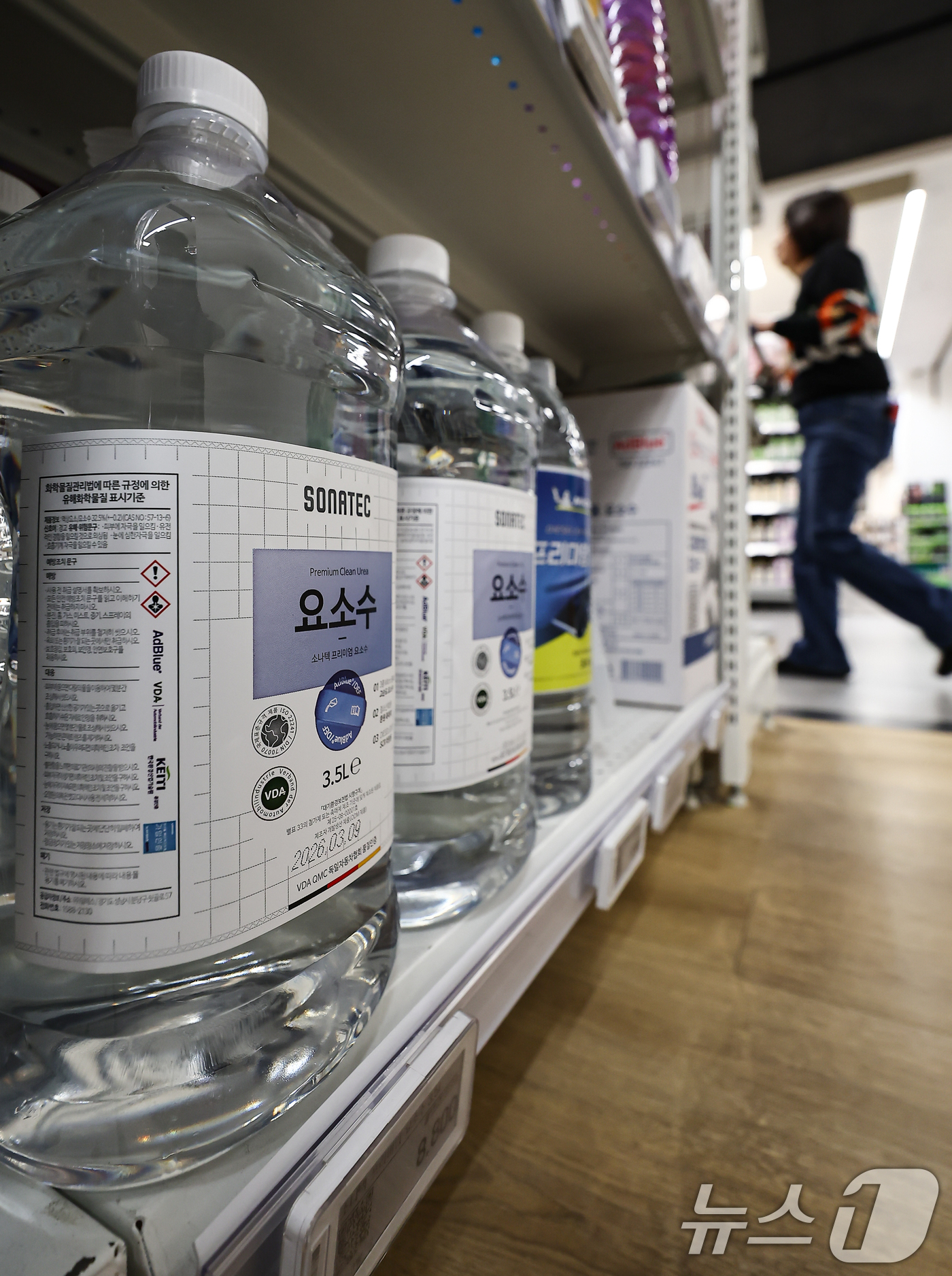 (서울=뉴스1) 김도우 기자 = 정부가 중동 정세 장기화 가능성에 대응해 국민 생활과 산업에 직결되는 차량용 요소수, 쓰레기 종량제 봉투 등 10여개 품목의 공급망 관리에 나섰다. …