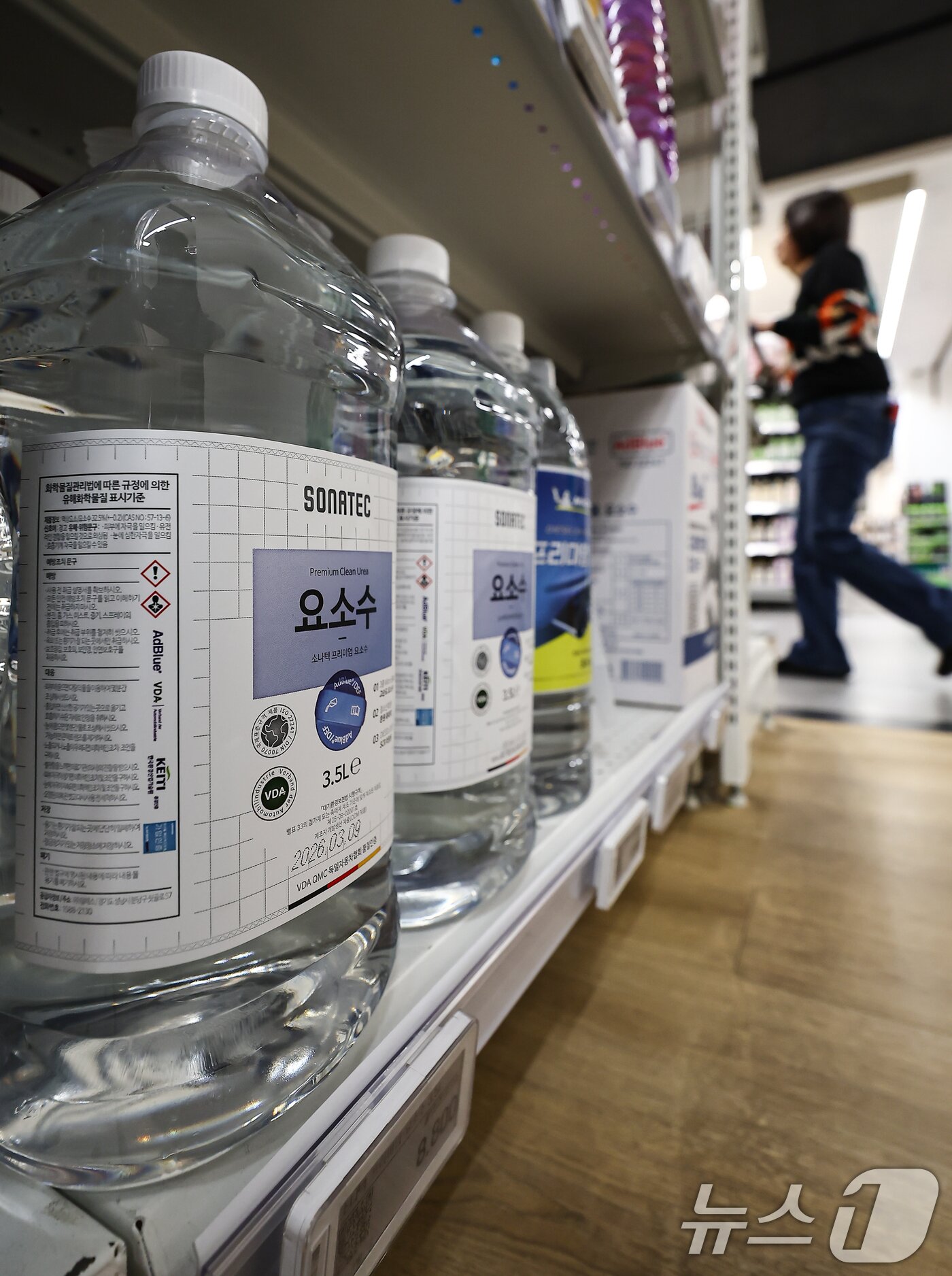 본문 이미지 - 정부가 중동 정세 장기화 가능성에 대응해 국민 생활과 산업에 직결되는 차량용 요소수, 쓰레기 종량제 봉투 등 10여개 품목의 공급망 관리에 나섰다. 사진은 25일 서울 시내 마트에 진열된 차량용 요소수. 2026.3.25 ⓒ 뉴스1 김도우 기자