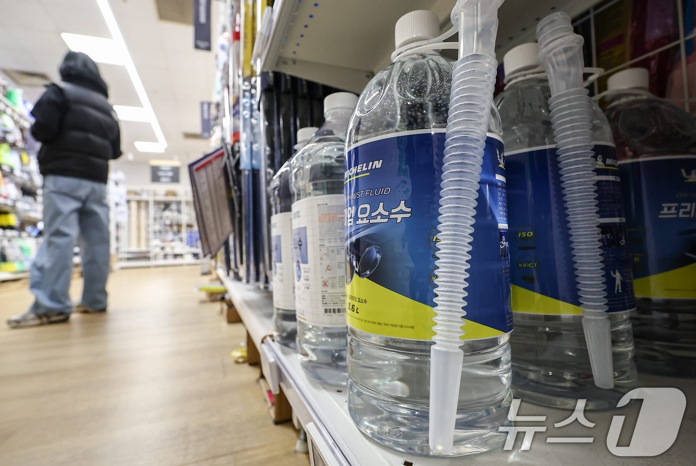 (서울=뉴스1) 김도우 기자 = 정부가 중동 정세 장기화 가능성에 대응해 국민 생활과 산업에 직결되는 차량용 요소수, 쓰레기 종량제 봉투 등 10여개 품목의 공급망 관리에 나섰다. …