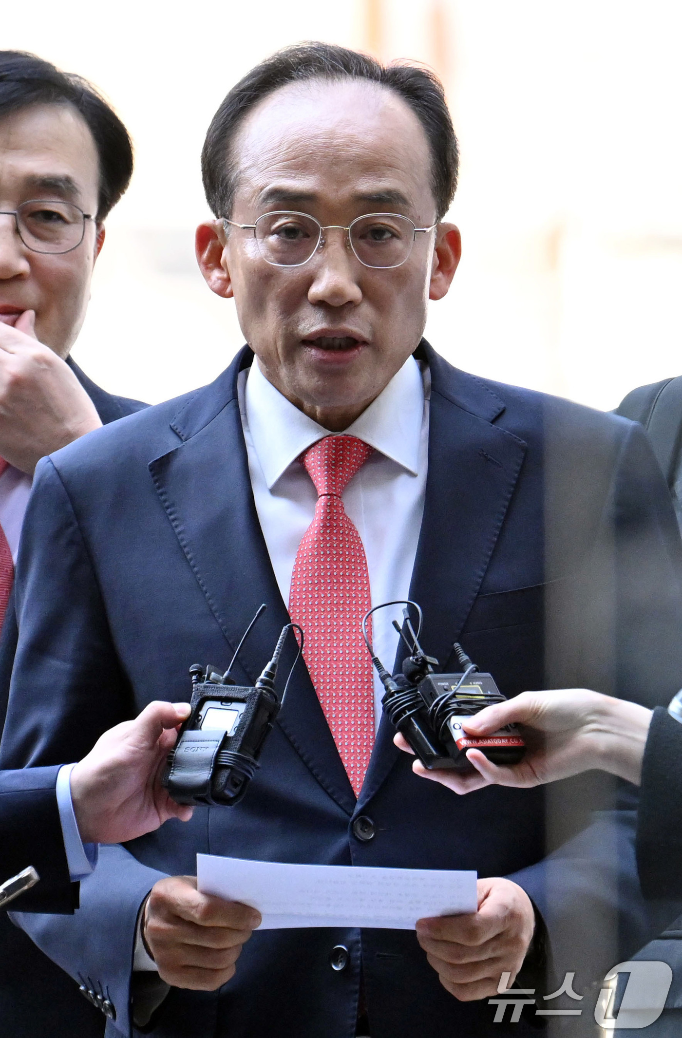 (서울=뉴스1) 구윤성 기자 = 12·3 불법 비상계엄 당시 계엄해제를 방해한 혐의를 받는 추경호 국민의힘 의원이 25일 오후 서울 서초구 서울중앙지방법원에서 열린 내란중요임무종사 …