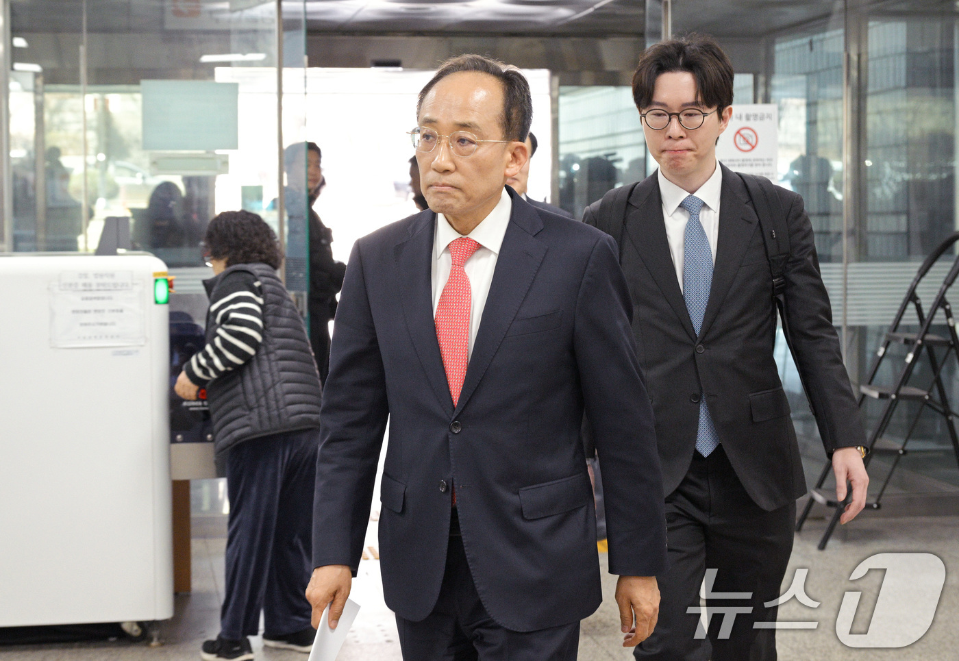 (서울=뉴스1) 구윤성 기자 = 12·3 불법 비상계엄 당시 계엄해제를 방해한 혐의를 받는 추경호 국민의힘 의원이 25일 오후 서울 서초구 서울중앙지방법원에서 열린 내란중요임무종사 …