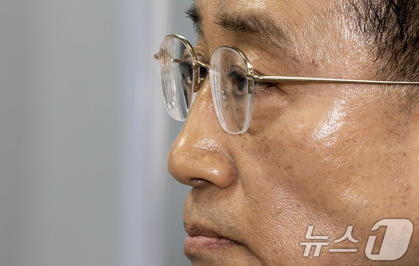 (서울=뉴스1) 구윤성 기자 = 12·3 불법 비상계엄 당시 계엄해제를 방해한 혐의를 받는 추경호 국민의힘 의원이 25일 오후 서울 서초구 서울중앙지방법원에서 열린 내란중요임무종사 …