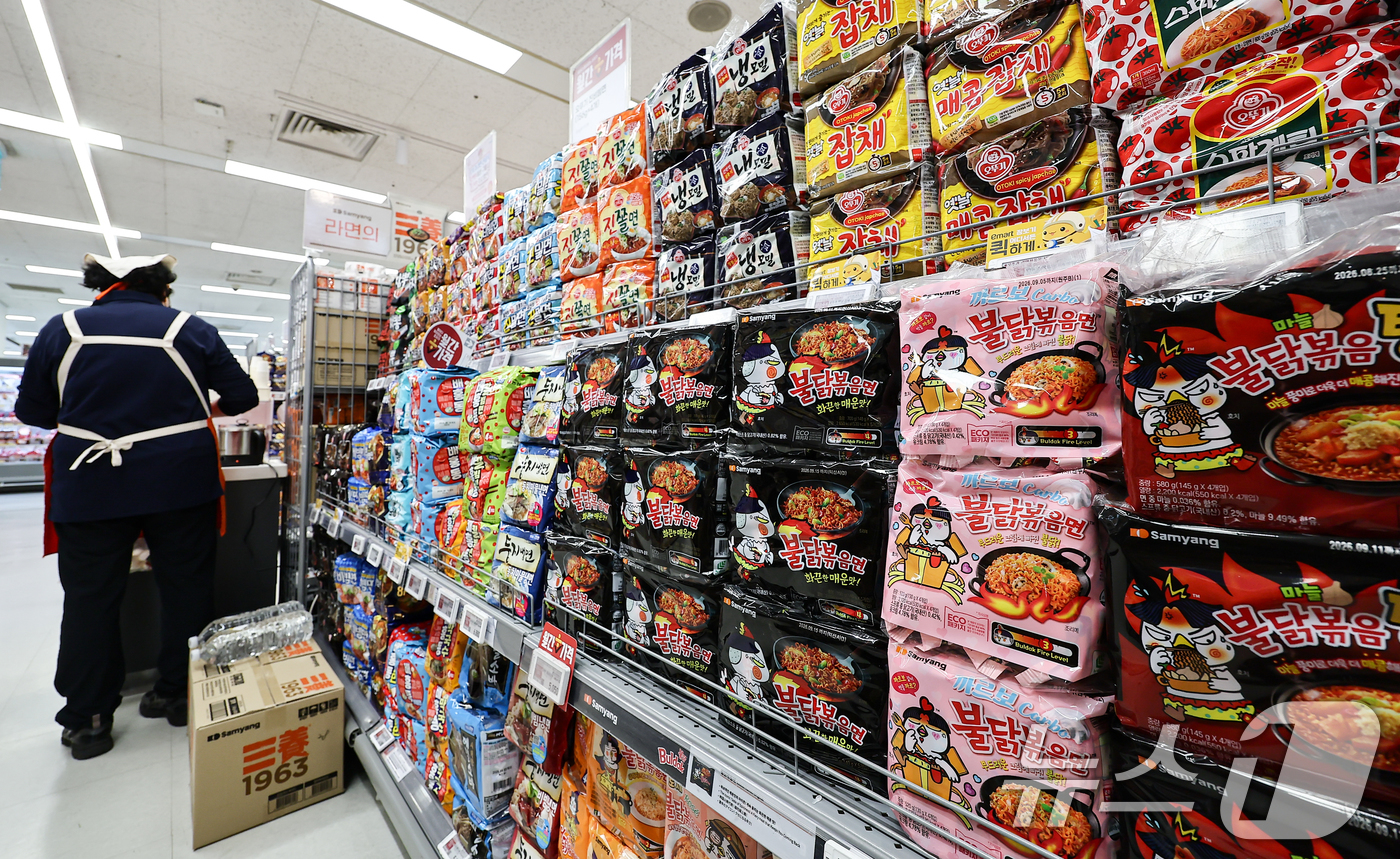 (서울=뉴스1) 김도우 기자 = 중동 정세 불안 속에 포장재의 원료가 되는 '나프타' 수급에 불안정해지면서 식품업계의 포장재 공급 불안이 커지고 있다.사진은 25일 서울 시내 대형 …